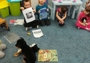Chłopiec prezentuje przygotowane informacje o psach.